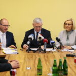 29.10.2019 Kielce. Podpisanie umów na dofinansowania projektów w urzędzie marszałkowskim. Na zdjęciu (od lewej): Jacek Sułek - dyrektor Departamentu Inwestycji i Rozwoju, Andrzej Bętkowski - marszałek województwa świętokrzyskiego, Renata Janik - wicemarszałek województwa świętokrzyskiego / Wiktor Taszłow / Radio Kielce