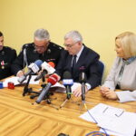 29.10.2019 Kielce. Podpisanie umów na dofinansowania projektów w urzędzie marszałkowskim. Na zdjęciu (od lewej): Czesław Krakówka - skarbnik OSP Niemścice, Marek Chojna - prezes OSP Niemścice, Andrzej Bętkowski - marszałek województwa świętokrzyskiego, Renata Janik - wicemarszałek województwa świętokrzyskiego / Wiktor Taszłow / Radio Kielce