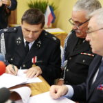 29.10.2019 Kielce. Podpisanie umów na dofinansowania projektów w urzędzie marszałkowskim. Na zdjęciu (od lewej): Czesław Krakówka - skarbnik OSP Niemścice, Marek Chojna - prezes OSP Niemścice, Andrzej Bętkowski - marszałek województwa świętokrzyskiego / Wiktor Taszłow / Radio Kielce