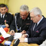 29.10.2019 Kielce. Podpisanie umów na dofinansowania projektów w urzędzie marszałkowskim. Na zdjęciu (od lewej): Czesław Krakówka - skarbnik OSP Niemścice, Marek Chojna - prezes OSP Niemścice, Andrzej Bętkowski - marszałek województwa świętokrzyskiego, Renata Janik - wicemarszałek województwa świętokrzyskiego / Wiktor Taszłow / Radio Kielce