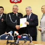 29.10.2019 Kielce. Podpisanie umów na dofinansowania projektów w urzędzie marszałkowskim. Na zdjęciu (od lewej): Czesław Krakówka - skarbnik OSP Niemścice, Marek Chojna - prezes OSP Niemścice, Andrzej Bętkowski - marszałek województwa świętokrzyskiego, Renata Janik - wicemarszałek województwa świętokrzyskiego / Wiktor Taszłow / Radio Kielce