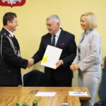 29.10.2019 Kielce. Podpisanie umów na dofinansowania projektów w urzędzie marszałkowskim. Na zdjęciu (od lewej): Jarosław Sierant - prezes OSP Łukawica, Andrzej Bętkowski - marszałek województwa świętokrzyskiego, Renata Janik - wicemarszałek województwa świętokrzyskiego / Wiktor Taszłow / Radio Kielce