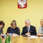 29.10.2019 Kielce. Podpisanie umów na dofinansowania projektów w urzędzie marszałkowskim. Na zdjęciu (od lewej): Małgorzata Kumór - skarbnik gminy Masłów, Monika Dolezińska-Włodarczyk - wicewójt gminy Masłów, Andrzej Bętkowski - marszałek województwa świętokrzyskiego, Renata Janik - wicemarszałek województwa świętokrzyskiego / Wiktor Taszłow / Radio Kielce