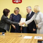 29.10.2019 Kielce. Podpisanie umów na dofinansowania projektów w urzędzie marszałkowskim. Na zdjęciu (od lewej): Małgorzata Kumór - skarbnik gminy Masłów, Monika Dolezińska-Włodarczyk - wicewójt gminy Masłów, Andrzej Bętkowski - marszałek województwa świętokrzyskiego, Renata Janik - wicemarszałek województwa świętokrzyskiego / Wiktor Taszłow / Radio Kielce