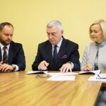 29.10.2019 Kielce. Podpisanie umów na dofinansowania projektów w urzędzie marszałkowskim. Na zdjęciu (od lewej): Stanisław Porada - burmistrz Działoszyc, Andrzej Bętkowski - marszałek województwa świętokrzyskiego, Renata Janik - wicemarszałek województwa świętokrzyskiego / Wiktor Taszłow / Radio Kielce