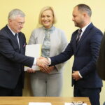 29.10.2019 Kielce. Podpisanie umów na dofinansowania projektów w urzędzie marszałkowskim. Na zdjęciu (od lewej): Andrzej Bętkowski - marszałek województwa świętokrzyskiego, Renata Janik - wicemarszałek województwa świętokrzyskiego, Stanisław Porada - burmistrz Działoszyc / Wiktor Taszłow / Radio Kielce