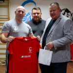 30.10.2019. Morawica. Remigiusz Kubas poprowadził warsztaty w Klubie Bokserskim „Garda”. Na zdjęciu (od lewej): Remigiusz Kubas, Artur Gołuch - wiceprezes Gardy i Dariusz Sito - prezes Gardy / Wiktor Taszłow / Radio Kielce