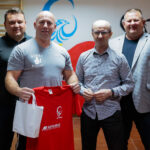 30.10.2019. Morawica. Remigiusz Kubas poprowadził warsztaty w Klubie Bokserskim „Garda”. Na zdjęciu (od lewej): Artur Gołuch - wiceprezes Gardy, Remigiusz Kubas, Sławomir Zapart i Dariusz Sito - prezes Gardy / Wiktor Taszłow / Radio Kielce