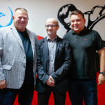 30.10.2019. Morawica. Remigiusz Kubas poprowadził warsztaty w Klubie Bokserskim „Garda”. Na zdjęciu (od lewej): Dariusz Sito - prezes Gardy, Sławomir Zapart, Artur Gołuch - wiceprezes Gardy / Wiktor Taszłow / Radio Kielce