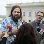 Kielce. 01.10.2019. Pszczoły na dachu Filharmonii Świętokrzyskiej. Na zdjęciu (od lewej): Krzysztof Antoszewski - Liga Ochrony Przyrody, Jacek Rogala - dyrektor Filharmonii Świętokrzyskiej / Wiktor Taszłow / Radio Kielce