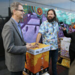 Kielce. 01.10.2019. Pszczoły na dachu Filharmonii Świętokrzyskiej. Na zdjęciu (od lewej): Jacek Rogala - dyrektor Filharmonii Świętokrzyskiej, Krzysztof Antoszewski - Liga Ochrony Przyrody / Wiktor Taszłow / Radio Kielce