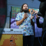 Kielce. 01.10.2019. Pszczoły na dachu Filharmonii Świętokrzyskiej. Na zdjęciu: Krzysztof Antoszewski - Liga Ochrony Przyrody / Wiktor Taszłow / Radio Kielce