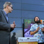 Kielce. 01.10.2019. Pszczoły na dachu Filharmonii Świętokrzyskiej. Na zdjęciu (od lewej): Jacek Rogala - dyrektor Filharmonii Świętokrzyskiej, Krzysztof Antoszewski - Liga Ochrony Przyrody / Wiktor Taszłow / Radio Kielce