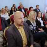 Podzamcze. 02.10.2019. XXI Wojewódzkie Obchody Światowego Dnia Turystyki. Na pierwszym planie Dominik Słoń - Inspektor ds. kultury i promocji gminy Miedziana Góra / Wiktor Taszłow / Radio Kielce