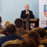 Podzamcze. 02.10.2019. XXI Wojewódzkie Obchody Światowego Dnia Turystyki. Przemawia Andrzej Bętkowski - marszałek województwa świętokrzyskiego / Wiktor Taszłow / Radio Kielce