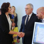 Podzamcze. 02.10.2019. XXI Wojewódzkie Obchody Światowego Dnia Turystyki. Na zdjęciu (od lewej):  Barbara Kozak - prezes Sanatorium Słowacki - Busko-Zdrój, Andrzej Bętkowski - marszałek województwa świętokrzyskiego, Mariusz Gosek – członek zarządu województwa / Wiktor Taszłow / Radio Kielce