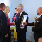 Podzamcze. 02.10.2019. XXI Wojewódzkie Obchody Światowego Dnia Turystyki. Na zdjęciu (od lewej): Aleksandra i Paweł Zawadzcy, Andrzej Bętkowski - marszałek województwa świętokrzyskiego, Mariusz Gosek - członek Zarządu Województwa Świętokrzyskiego / Wiktor Taszłow / Radio Kielce