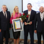 Podzamcze. 02.10.2019. XXI Wojewódzkie Obchody Światowego Dnia Turystyki. Na zdjęciu (od lewej):  Andrzej Bętkowski - marszałek województwa świętokrzyskiego, Aleksandra i Paweł Zawadzcy, Mariusz Gosek - członek Zarządu Województwa Świętokrzyskiego / Wiktor Taszłow / Radio Kielce