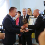 Podzamcze. 02.10.2019. XXI Wojewódzkie Obchody Światowego Dnia Turystyki. W pierwszym rzędzie od lewej: Marcin Piętak - prezes ROT, Mirosław Gębski - starosta kielecki / Wiktor Taszłow / Radio Kielce