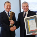 Podzamcze. 02.10.2019. XXI Wojewódzkie Obchody Światowego Dnia Turystyki. Na zdjęciu (od lewej): Andrzej Bętkowski - marszałek województwa świętokrzyskiego, Grzegorz Kowalski - wiceprezes PTTK Skarżysko-Kamienna, Monika Kowalska - sekretarz PTTK Skarżysko-Kamienna, Mariusz Gosek - członek Zarządu Województwa Świętokrzyskiego / Wiktor Taszłow / Radio Kielce