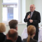 Wiśniówka. 03.10.2019. Uroczyste otwarcie Dziennego Centrum Opieki i Pielęgnacji. Na zdjęciu: ks. Stanisław Słowik - dyrektor Caritas Diecezji Kieleckiej / Wiktor Taszłow / Radio Kielce