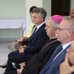 Wiśniówka. 03.10.2019. Uroczyste otwarcie Dziennego Centrum Opieki i Pielęgnacji. Na zdjęciu: Krzysztof Słoń - senator, biskup Jan Piotrowski, Tomasz Lato - wójt gminy Masłów / Wiktor Taszłow / Radio Kielce