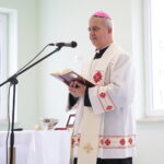 Wiśniówka. 03.10.2019. Uroczyste otwarcie Dziennego Centrum Opieki i Pielęgnacji. Na zdjęciu: biskup Jan Piotrowski / Wiktor Taszłow / Radio Kielce