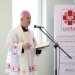 Wiśniówka. 03.10.2019. Uroczyste otwarcie Dziennego Centrum Opieki i Pielęgnacji. Na zdjęciu: biskup Jan Piotrowski / Wiktor Taszłow / Radio Kielce