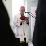 Wiśniówka. 03.10.2019. Uroczyste otwarcie Dziennego Centrum Opieki i Pielęgnacji. Na zdjęciu: biskup Jan Piotrowski / Wiktor Taszłow / Radio Kielce