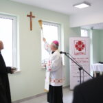 Wiśniówka. 03.10.2019. Uroczyste otwarcie Dziennego Centrum Opieki i Pielęgnacji. Na zdjęciu: biskup Jan Piotrowski / Wiktor Taszłow / Radio Kielce