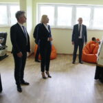 Wiśniówka. 03.10.2019. Uroczyste otwarcie Dziennego Centrum Opieki i Pielęgnacji. Na zdjęciu od prawej: biskup Jan Piotrowski, Tomasz Lato - wójt gminy Masłów, Renata Janik - wicemarszałek Województwa Świętokrzyskiego, Krzysztof Słoń - senator / Wiktor Taszłow / Radio Kielce