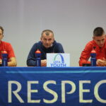 07.10.2019. Kielce. Konferencja Korony Kielce przez meczem z Realem Saragossą. Na zdjęciu od lewej: Bartosz Prętnik, Sławomir Grzesik - trener, Oskar Sewerzyński / Wiktor Taszłow / Radio Kielce