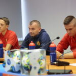 07.10.2019. Kielce. Konferencja Korony Kielce przez meczem z Realem Saragossą. Na zdjęciu od lewej: Bartosz Prętnik, Sławomir Grzesik - trener, Oskar Sewerzyński / Wiktor Taszłow / Radio Kielce