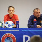 07.10.2019. Kielce. Konferencja Korony Kielce przez meczem z Realem Saragossą. Na zdjęciu od lewej: Bartosz Prętnik, Sławomir Grzesik - trener / Wiktor Taszłow / Radio Kielce