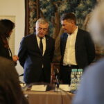 09.10.2019. Kielce. Prezentacja kolejnego etapu prac w projekcie: "Modernizacja Muzeum Archeologicznego w Wiślicy jako Oddziału Muzeum Narodowego w Kielcach wraz z otoczeniem w celu zabezpieczenia i ochrony unikatowych obiektów dziedzictwa narodowego". Od lewej: Andrzej Bętkowski - marszałek województwa świętokrzyskiego i Robert Kotowski - dyrektor Muzeum Narodowego w Kielcach / Wiktor Taszłow / Radio Kielce