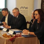 09.10.2019. Kielce. Prezentacja kolejnego etapu prac w projekcie: "Modernizacja Muzeum Archeologicznego w Wiślicy jako Oddziału Muzeum Narodowego w Kielcach wraz z otoczeniem w celu zabezpieczenia i ochrony unikatowych obiektów dziedzictwa narodowego". Od lewej: Robert Kotowski - dyrektor Muzeum Narodowego w Kielcach, Andrzej Bętkowski - marszałek województwa świętokrzyskiego, Magdalena Klamka - zastępca dyrektora ds. administracyjnych i Gabriela Kiełtyka-Sołtysiak - kierownik Muzeum Archeologicznego w Wiślicy / Wiktor Taszłow / Radio Kielce