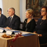 09.10.2019. Kielce. Prezentacja kolejnego etapu prac w projekcie: "Modernizacja Muzeum Archeologicznego w Wiślicy jako Oddziału Muzeum Narodowego w Kielcach wraz z otoczeniem w celu zabezpieczenia i ochrony unikatowych obiektów dziedzictwa narodowego". Od lewej: Robert Kotowski - dyrektor Muzeum Narodowego w Kielcach, Andrzej Bętkowski - marszałek województwa świętokrzyskiego, Magdalena Klamka - zastępca dyrektora ds. administracyjnych i Gabriela Kiełtyka-Sołtysiak - kierownik Muzeum Archeologicznego w Wiślicy / Wiktor Taszłow / Radio Kielce