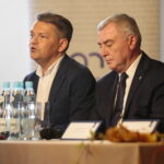 09.10.2019. Kielce. Prezentacja kolejnego etapu prac w projekcie: "Modernizacja Muzeum Archeologicznego w Wiślicy jako Oddziału Muzeum Narodowego w Kielcach wraz z otoczeniem w celu zabezpieczenia i ochrony unikatowych obiektów dziedzictwa narodowego". Robert Kotowski - dyrektor Muzeum Narodowego w Kielcach,  Andrzej Bętkowski - marszałek województwa świętokrzyskiego / Wiktor Taszłow / Radio Kielce