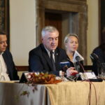 09.10.2019. Kielce. Prezentacja kolejnego etapu prac w projekcie: "Modernizacja Muzeum Archeologicznego w Wiślicy jako Oddziału Muzeum Narodowego w Kielcach wraz z otoczeniem w celu zabezpieczenia i ochrony unikatowych obiektów dziedzictwa narodowego". Od lewej: Robert Kotowski - dyrektor Muzeum Narodowego w Kielcach, Andrzej Bętkowski - marszałek województwa świętokrzyskiego, Magdalena Klamka - zastępca dyrektora ds. administracyjnych i Gabriela Kiełtyka-Sołtysiak - kierownik Muzeum Archeologicznego w Wiślicy / Wiktor Taszłow / Radio Kielce