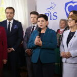 09.10.2019. Mostki. Wizyta Beaty Szydło w Mostkach. Na zdjęciu (od lewej): Agata Wojtyszek - wojewoda świętokrzyski, Rafał Bochenek - przewodniczący sejmiku małopolskiego, Bartłomiej Dorywalski - wicewojewoda świętokrzyski, Beata Szydło - europoseł, była premier i Maria Zuba - poseł PiS / Wiktor Taszłow / Radio Kielce