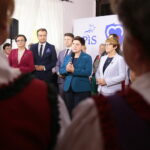 09.10.2019. Mostki. Wizyta Beaty Szydło w Mostkach. Na zdjęciu (od lewej): Agata Wojtyszek - wojewoda świętokrzyski, Rafał Bochenek - przewodniczący sejmiku małopolskiego, Bartłomiej Dorywalski - wicewojewoda świętokrzyski, Beata Szydło - europoseł, była premier i Maria Zuba - poseł PiS / Wiktor Taszłow / Radio Kielce