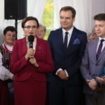 09.10.2019. Mostki. Wizyta Beaty Szydło w Mostkach. Na zdjęciu (od lewej): Agata Wojtyszek - wojewoda świętokrzyski, Rafał Bochenek - przewodniczący sejmiku małopolskiego, Bartłomiej Dorywalski - wicewojewoda świętokrzyski i Beata Szydło - europoseł, była premier / Wiktor Taszłow / Radio Kielce