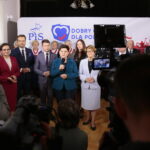 09.10.2019. Mostki. Wizyta Beaty Szydło w Mostkach. Na zdjęciu (od lewej): Agata Wojtyszek - wojewoda świętokrzyski, Rafał Bochenek - przewodniczący sejmiku małopolskiego, Bartłomiej Dorywalski - wicewojewoda świętokrzyski, Beata Szydło - europoseł, była premier, Agnieszka Buras - kandydatka z listy PiS do sejmu i Maria Zuba - poseł PiS / Wiktor Taszłow / Radio Kielce