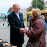 10.10.2019. Piotr Wawrzyk częstował kawą i ciastkami na ulicy Żytniej / Wiktor Taszłow / Radio Kielce