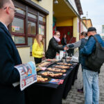 10.10.2019. Piotr Wawrzyk częstował kawą i ciastkami na ulicy Żytniej / Wiktor Taszłow / Radio Kielce