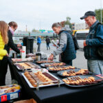 10.10.2019. Piotr Wawrzyk częstował kawą i ciastkami na ulicy Żytniej / Wiktor Taszłow / Radio Kielce