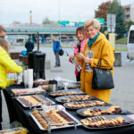 10.10.2019. Piotr Wawrzyk częstował kawą i ciastkami na ulicy Żytniej / Wiktor Taszłow / Radio Kielce