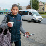 10.10.2019. Piotr Wawrzyk częstował kawą i ciastkami na ulicy Żytniej / Wiktor Taszłow / Radio Kielce