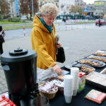 10.10.2019. Piotr Wawrzyk częstował kawą i ciastkami na ulicy Żytniej / Wiktor Taszłow / Radio Kielce