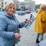 10.10.2019. Piotr Wawrzyk częstował kawą i ciastkami na ulicy Żytniej / Wiktor Taszłow / Radio Kielce